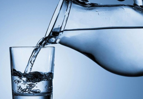فوائد شرب الماء في رمضان وأحكامه
